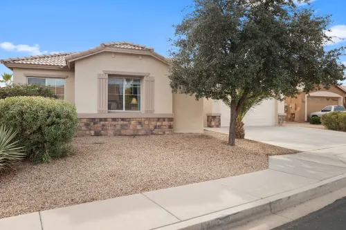 Beautiful 5-Bedroom Home in Surprise with Big Backyard Close to Spring Training