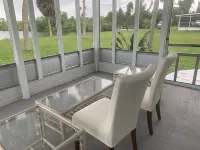 BEACH CLOSE BY AND BACKYARD LAKE BEAUTY Hoteles en Englewood