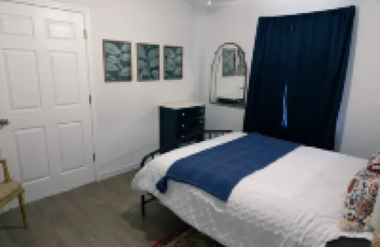 Stylish and Comfortable, Free Wine and Close to Downtown!