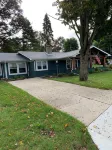 Beautifully Remodeled Lake Cottage with Stunning view of Stone Lake