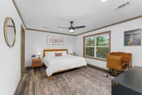 Lost Pines Cabin - 15 Acres, Dog Friendly, Hiking, Campfires, Bastrop, Cota, BBQ - Chalets