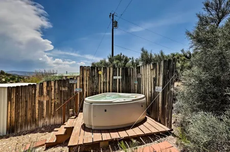 Cozy Rimrock Cottage w/ Hot tub - Near Sedona!
