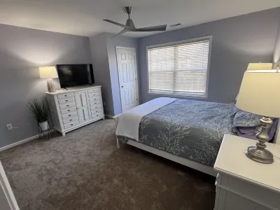 5 BR - 3 BA <2 Primary BR> SLEEPS 10 - 3 Pools - Linens & Bath Towels Provided