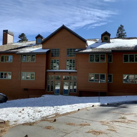 Luxe Mountain Cabin Condo, Prime Location Near Village, Pool, Sleeps 10