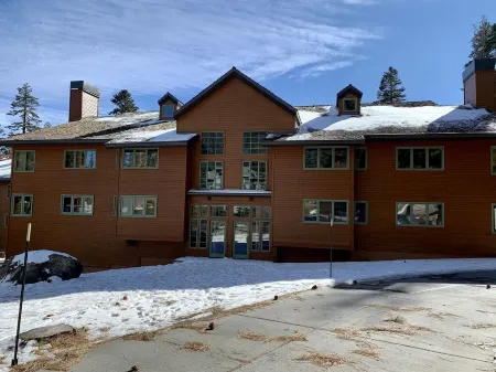 Luxe Mountain Cabin Condo, Prime Location Near Village, Pool, Sleeps 10