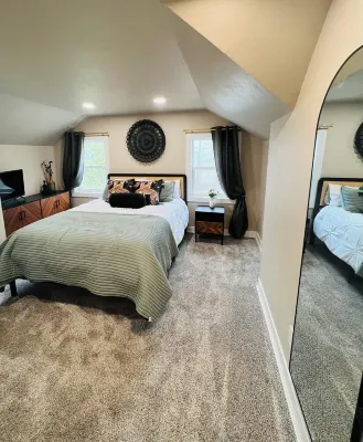 Whispering woods retreat- morning yoga on the deck, EV charging & pet friendly Hotel in zona Cana Island