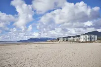 3 minute walk to Beach! Dog and Family Friendly, Bright & Modern House
