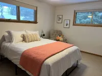 Beautifully Styled, Mid Century Modern, Family Friendly Lake Mills House! Các khách sạn ở Jefferson County