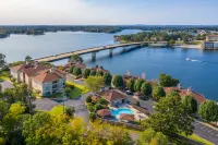 Sophisticated 2BR Lake Condo "The Oar" with open channel views of Lake Hamilton