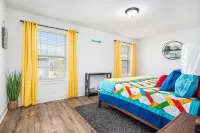 Sandy Feet Retreat sleeps 12.  Walk to beach, downtown, pool and marina. 鄰近The Blueberry Store的酒店