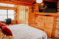 Great Location, Creekside, Trout Fishing, Fire Pit, Hot Tub & WiFi