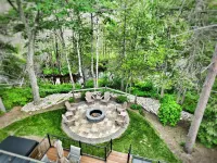 Near Pictured Rocks and trails, access to AuTrain River, has private hot tub