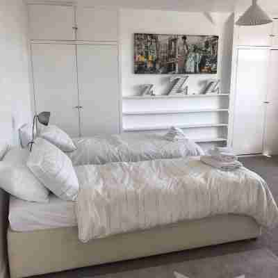 Huge 5 bed Grade II listed home in heart of town great easy parking for  4 cars Rooms