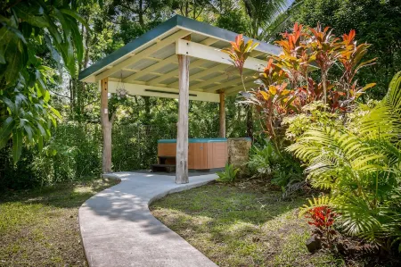 BRAND NEW - Lave Suite - Large Studio Apartment Отели в г. Хавайиан-Парадайс-Парк