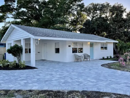 Coastal Cottage House -- Close to Beaches!! Welcome to Paradise! Отели рядом с достопримечательностью «Запад Гейт»