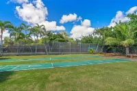 Family Condo with Queen Beds & Ocean Views from 3 Lanais!