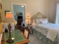 Picket Fence Cottage~ walk to MTSU and the downtown square!