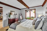 *HOT TUB * Lake Front | Near Olcott Beach | King Bed 올콧 호텔