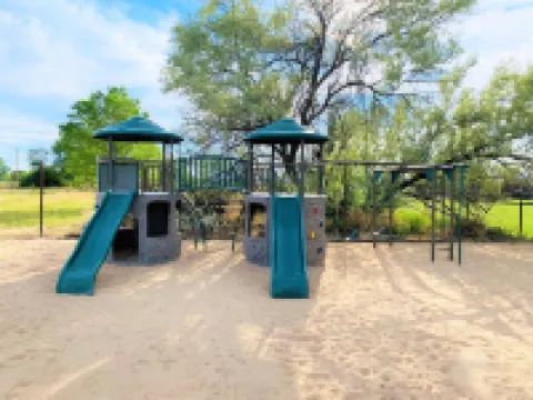 Secluded South Getaway Sleeps 43+ Clubhouse, Reunions, Dinosaur Quarry nearby