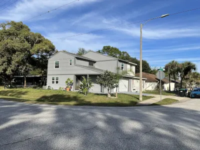 House close to Downtown Orlando has Walking trail and next to Baldwin Park Lake Hotel in zona CFE Arena