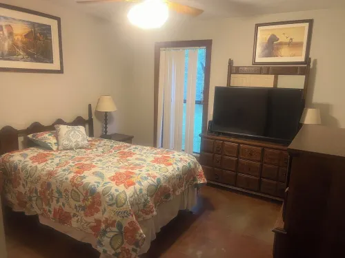 Secluded getaway cabin on 50 acres in the beautiful woods of Utica, MS. Hotel a Hinds County