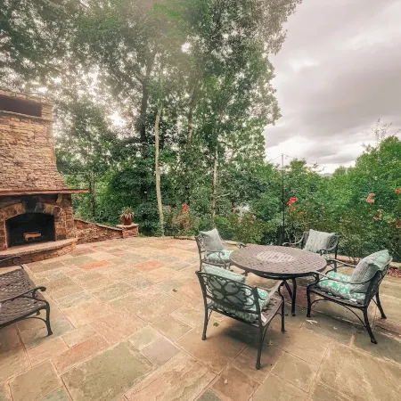 Pet friendly luxury lake view cottage fun themed Charming Beaver, New hot tub
