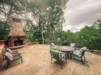 Pet friendly luxury lake view cottage fun themed Charming Beaver, New hot tub