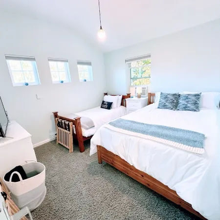 Modern Rustic Retreat- King bed, hot tub, wineries, waterfalls, hiking, Cornell