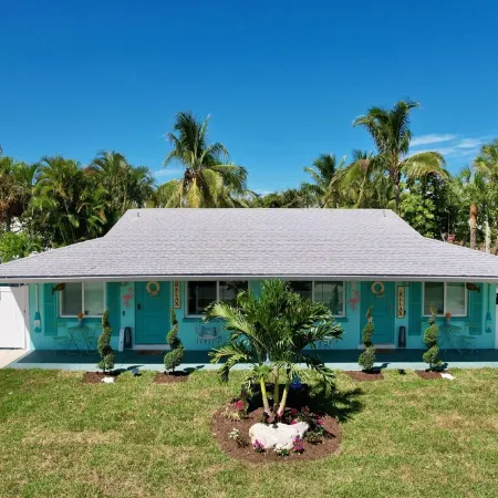 Newly renovated  Cozy Beach Cottage A1/2 of a duplex, 3min walk to beach