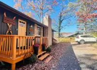 Cozy Family Friendly Cottage: GameRoom, Fire Pits & Mtn Views, Mins 2 Ski Resort