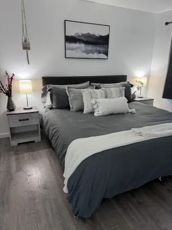 Hooked on the mouth of the Kenai! two bedroom unit with King size bed. Sleeps 6 Отели в г. Кенай