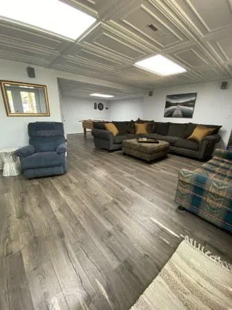 Cozy ranch, peaceful cove, dock space available. Close to restaurants!