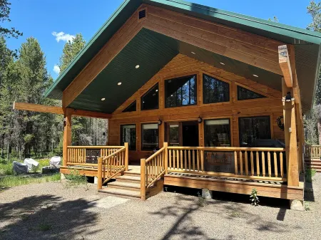 Cozy 3-bedroom cabin with WiFi in soothing Island Park