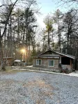 Beautiful & peaceful cabin w deck, garden, firepit & walking trails.