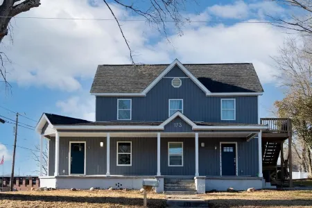 MODERN & COZY CONCORD ESCAPE 2BR/1BTH APT