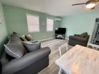 Quaint cottage a short walk from the GTOL strip! Hotels in Geneva-on-the-Lake