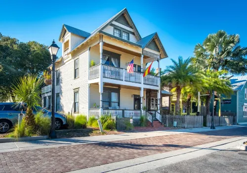 1880 Victorian In Heart Of Downtown...charming And Cozy