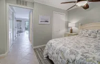 Super-Cute Villa with Ocean View and Two Bikes! Hotels near Coligny Beach Park