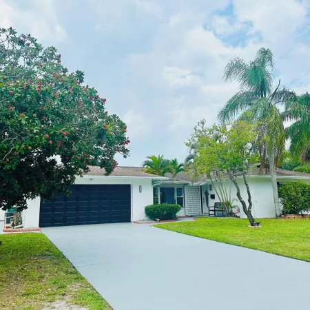 Tropical Vacation POOL Home in Melbourne, 7 mins to Beach
