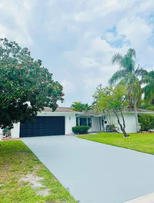 Tropical Vacation POOL Home in Melbourne, 7 mins to Beach