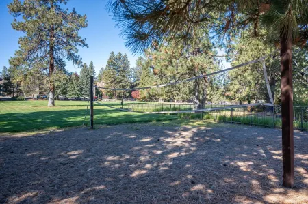 Newly Remodeled Luxury Condo at Seventh Mountain Resort Close to Mt Bachelor Отели рядом с достопримечательностью «Хай Десерт Музеум»