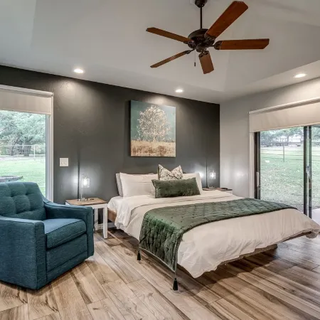 Private Cabin on acreage with pool & tennis court!