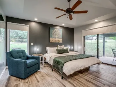 Private Cabin on acreage with pool & tennis court! Hotels near University of Central Oklahoma