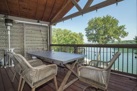 LUXE, LKN DEEP WATER, VIEWS, HOT TUB, GAME ROOM
