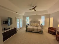 Peaceful 3 bedroom oasis home close to tennis and shopping