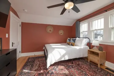 Historic Craftsman, just 8 minutes from downtown Kalamazoo. Các khách sạn gần Unified Clinics