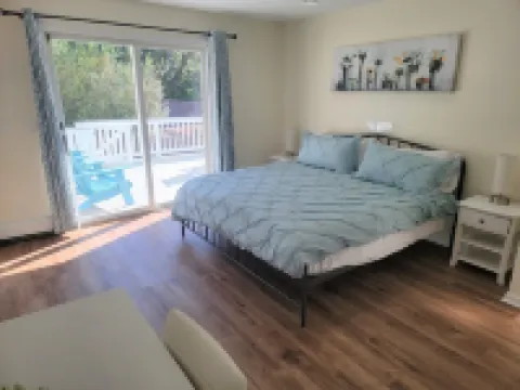 Serene Upstairs Apt. Walk to Town, Train, & Beach Ferry! Off-Street Parking. Hotels in Greenwich