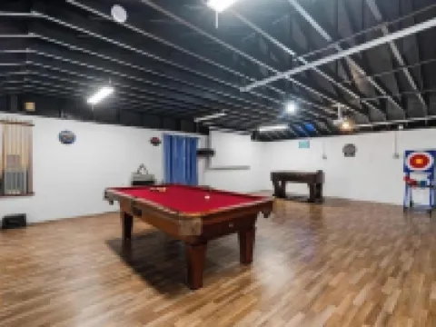 Family Friendly  Lakefront -  Dock & Game Room Perfect for Relaxation and Fun 萊克酒店