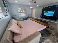 Backyard Paradise - POOL, MINI GOLF & BAR