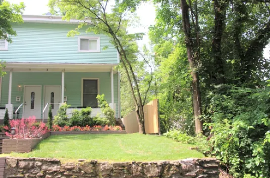 Charming duplex with private yard. Close to the beach, dining & shopping!